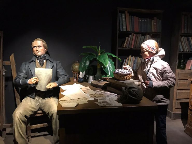 Eden et Darwin en grande discussion - Museo de Historia Fueguina - Ushuaïa - Terre de Feu - Argentine