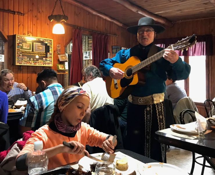 Déjeuner au son du Mariacci - Ruta 3 - Terre de Feu - Argentine