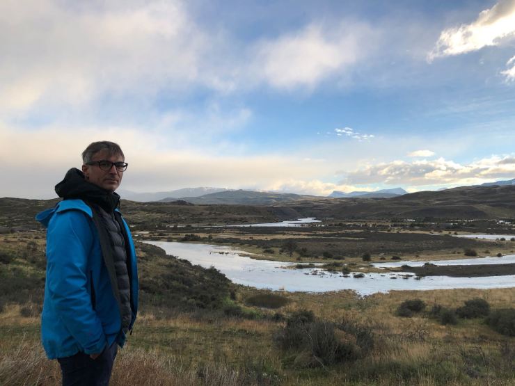 Geoffrey face à la beauté de la Patagonie - Parc National Torres del Paine - Chili