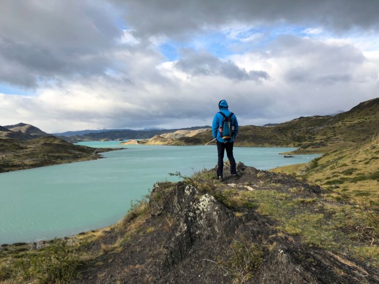 Geoffrey face au Lago Pehoe - Torres del Paine - Patagonie - Chili