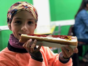 Eden adore les Hot Dogs ! Berk !! - Ushuaïa - Terre de Feu - Argentine