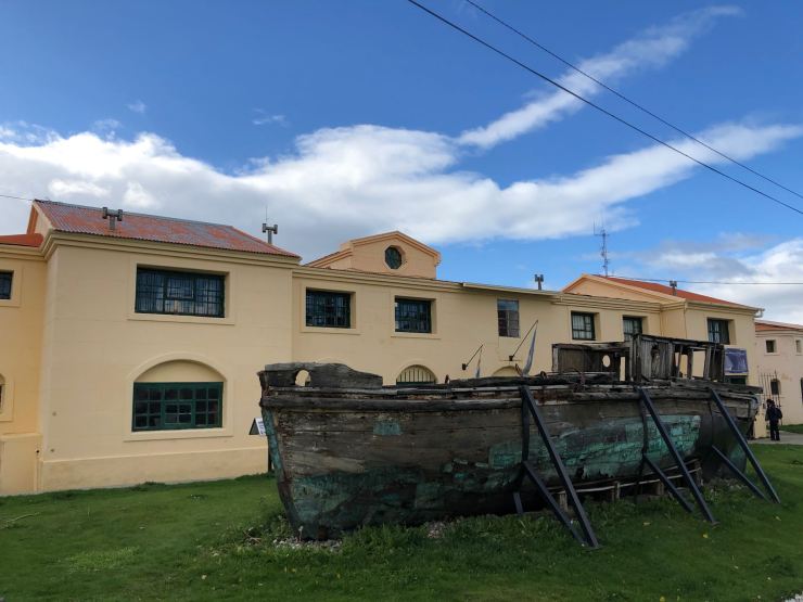 Devant le Musée "Maritimo y del Presidio - Ushuaïa - Terre de feu - Argentine