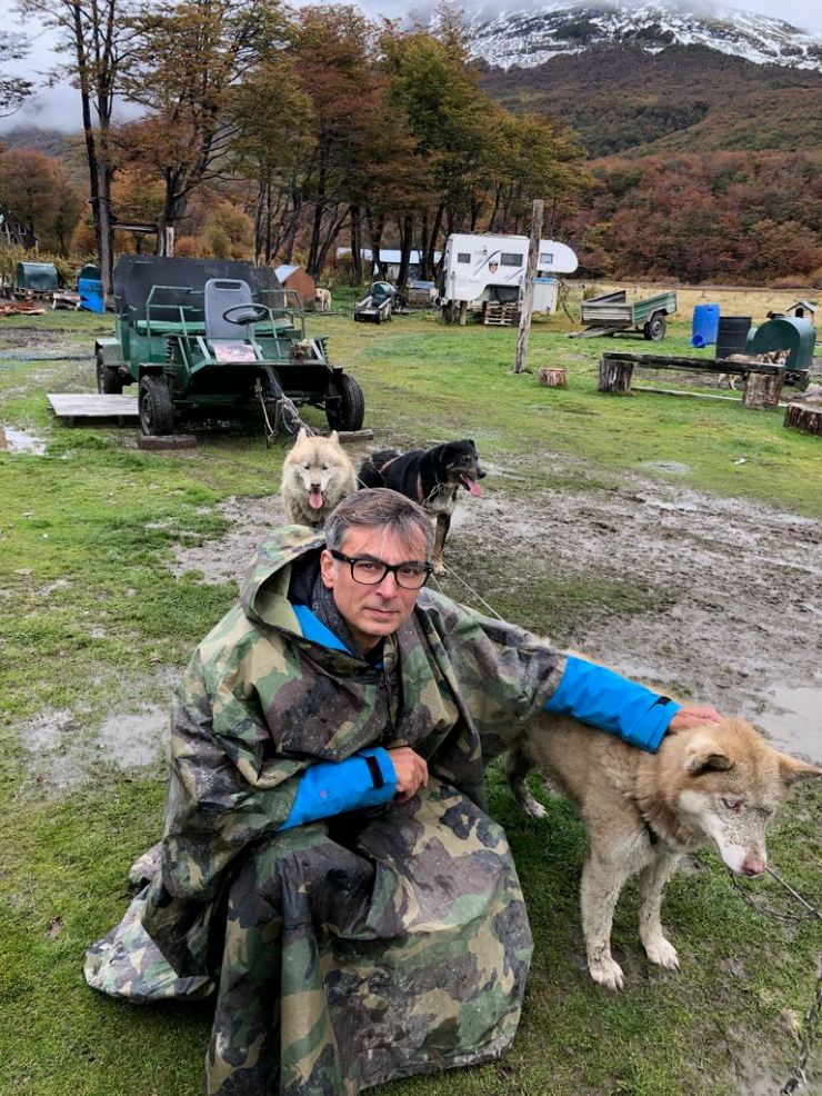 Geoffrey devant l'atelage du traineau - Elevage Siberianos de Fuego - Terre de Feu - Argentine