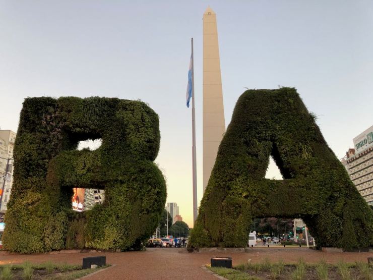 B.A : Buenos Aires, drapeau argentin et obelisque