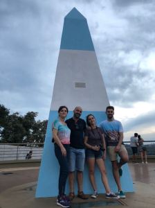 Photo de famille Duarte devant la borne Argentine - Hito Tres fronteras - Puerto Iguazu - Argentine