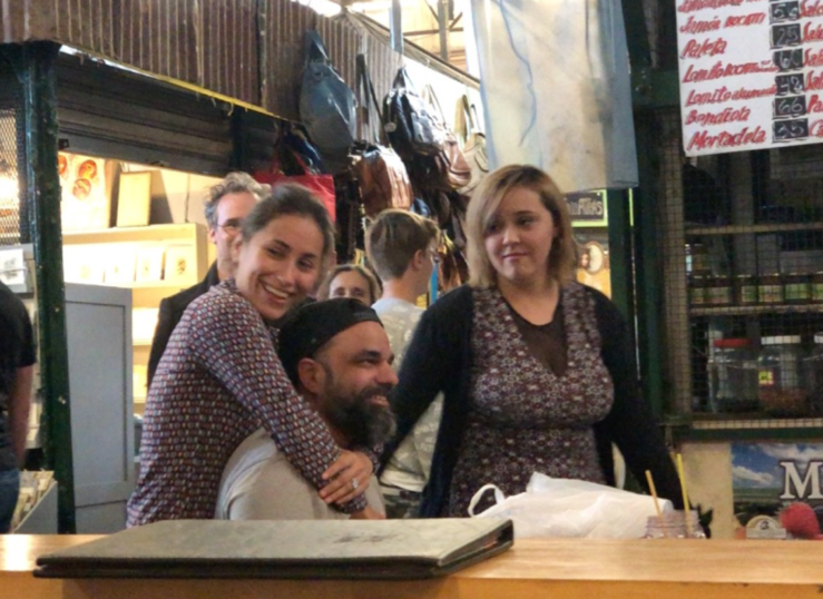 Chanteuses d'opéra, avec le public pour figurant - Marché de San Telmo - Buenos Aires - Argentine