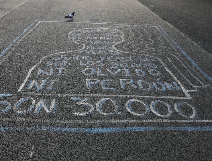 Souvenir bien vivace des disparus - Sur le sol de la Plaza de Mayo - Buenos Aires - Argentine