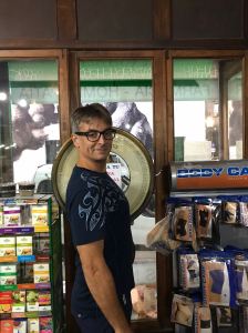 Geo tout fier de son poids - Dans la farmacia la Estrella - Buenos Aires - Argentine