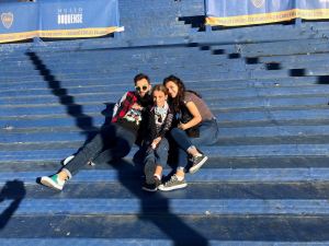 Dans la Bombonera - Eden, Théo et Eline prennent la pose - La Boca - Buenos Aires - Argentine