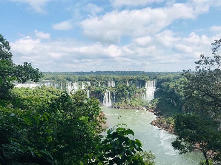 Vue d'ensemble des chutes d'Iguazu : Vue côté Brésil sur les chutes Argentines