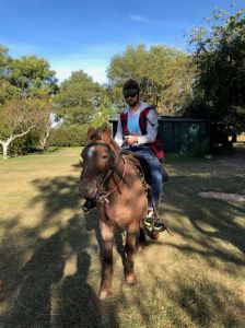 Theo sur son cheval - Pampa - Argentine