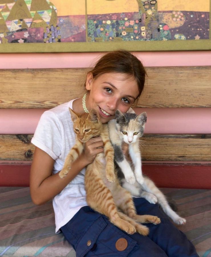 Eden et les deux petits chats - Pampa - Argentine