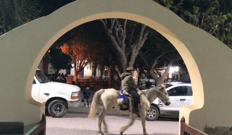 Le soir, à Tilcara, entre voitures et chevaux - Tilcara - Nordeste - Argentine