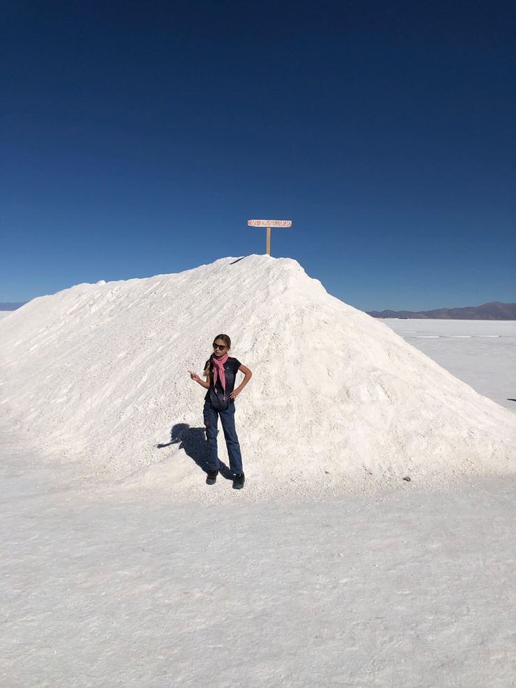 Eden devant un tas de sel - Salinas Grandes - Nordeste - Argentine