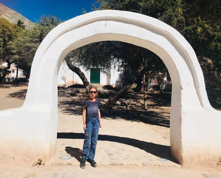 Eden devant l'arche de l'église de Pumamarca - Nordeste - Argentine