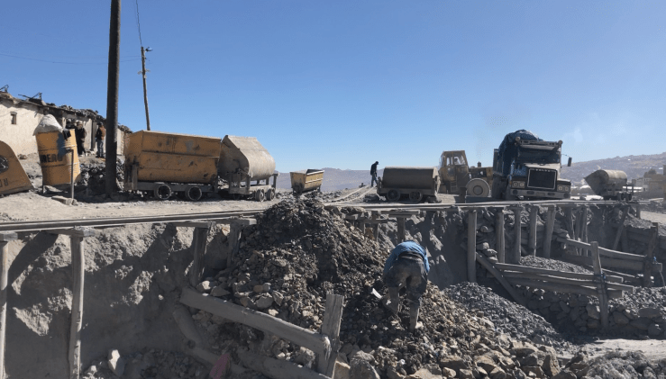 Extérieur de la mine - danse des camions et tri du minerai - Potosi - Bolivie