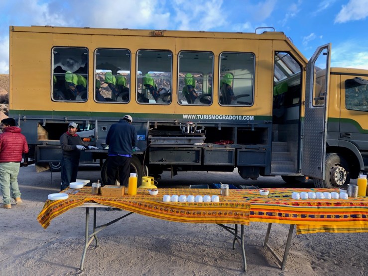 Le petit dej XXL des Tour Operators - Geysers del Tatio - Désert d'Atacama - Chili