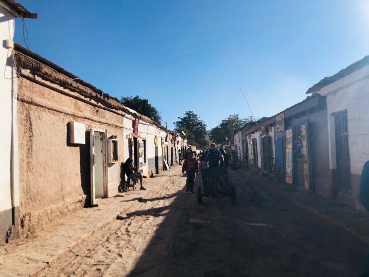 Dans les rues de San Pedro de Atacama, les tour operator côte à côte - Chili