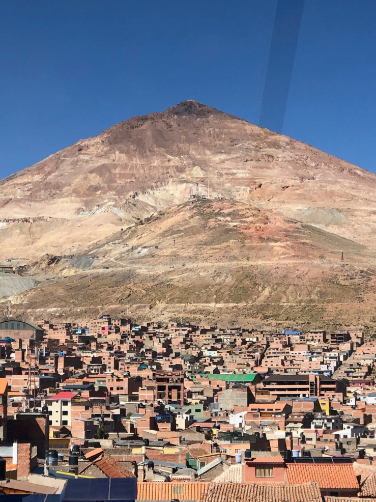Vue depuis notre hôtel : Potosi et le Cerro Rico - Bolivie