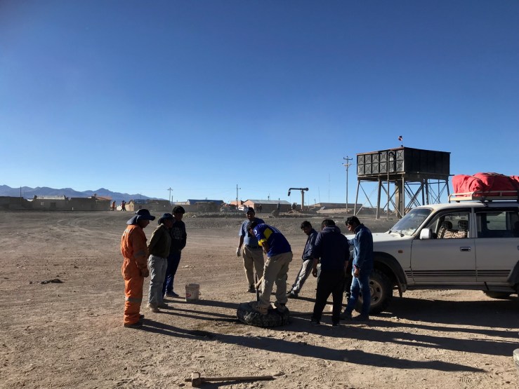 Changement de pneu - Colcha - Sud Lipez - Bolivie