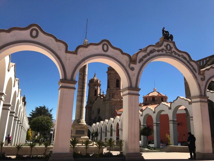 Les arcades de la Plaza 6 de Agosto - Potosi - Bolivie